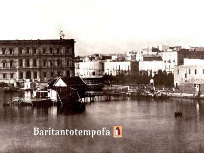 In un�immagine di fine 800 � possibile vedere l�immobile da poco ultimato che affaccia sull�allora porticciolo del Molo San Nicola. Si nota l�assenza del Teatro Margherita dove vi era ancora una delle tante �baracche� presenti a quel tempo sul litorale